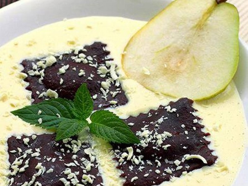 Chocolade ravioli met perensteentjes,  een sausje van witte chocolade, kokos en room