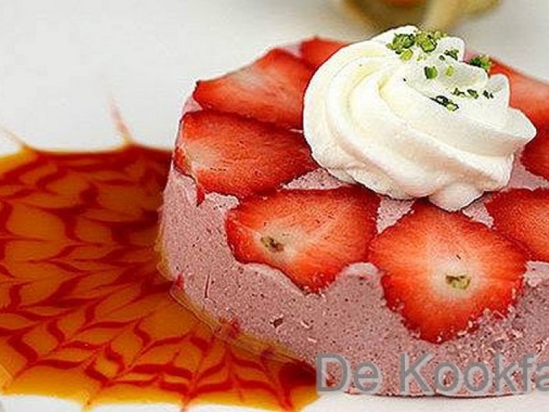 Aardbeien mousse op een spiegel van passievrucht