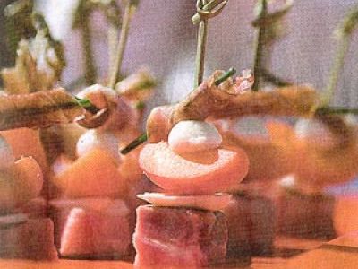 Iberico-varken met abrikoos, mozarella en basilicum, natuurlijke jus met amandelen