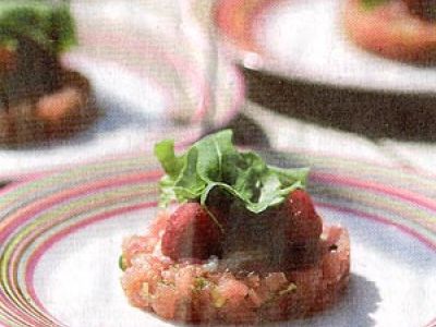 Rode tonijntartaar met langoustine-limoen-mayonaise en gemarineerde kerstomaten
