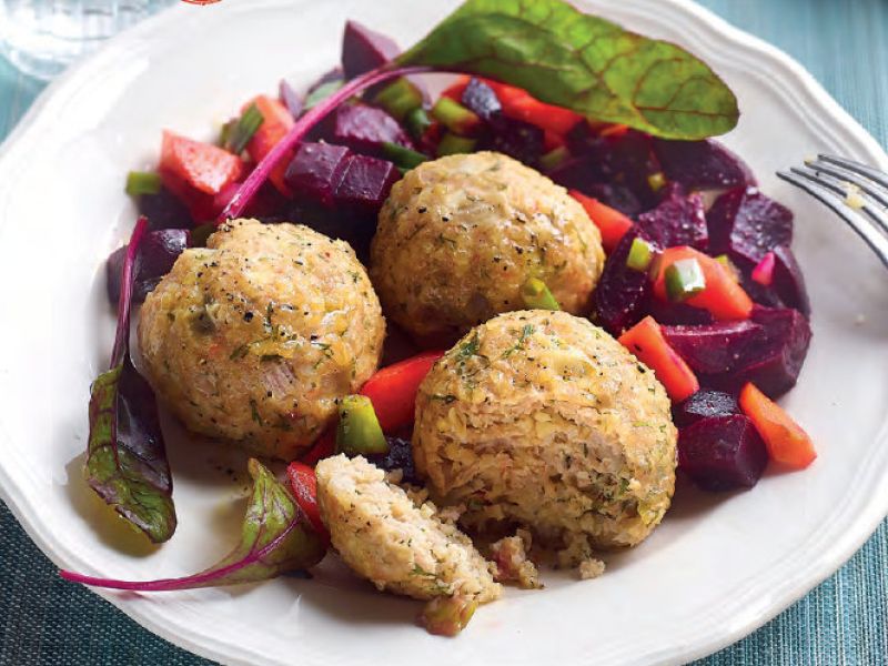Kip-Bulgurballetjes met salade van rode bieten en wortelen