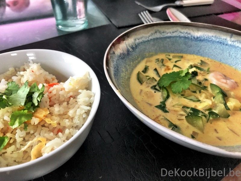 Scampy in gele curry en gebakken rijst