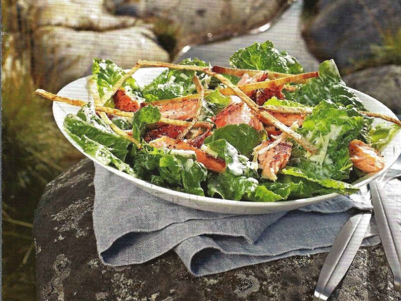 Salade met warmgerookte zalm